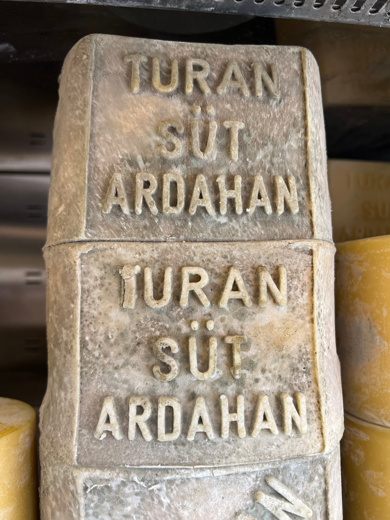 eski-tekerlek-kasar-tartilarak-satilir